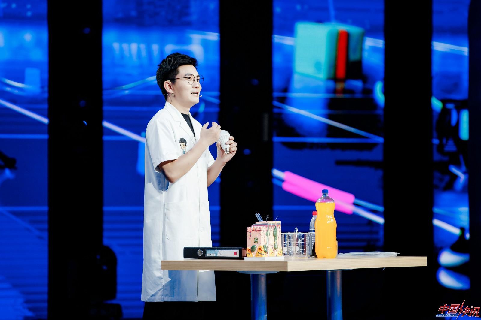 《我们签约吧》“农民夫妇”全家献跳曳步舞嗨翻全场,“成分党”护肤专家质疑美妆博主专业性