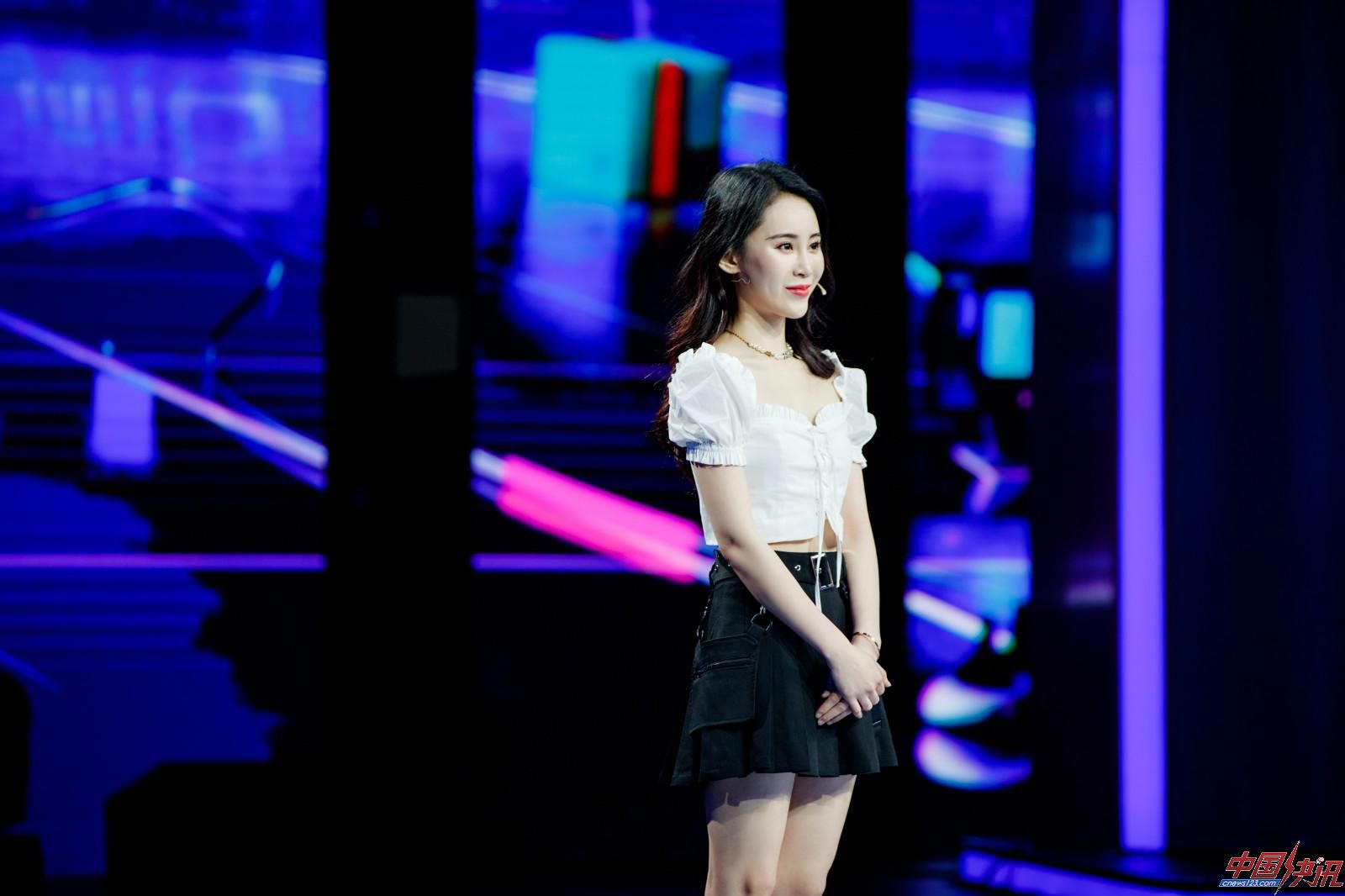 《我们签约吧》“农民夫妇”全家献跳曳步舞嗨翻全场,“成分党”护肤专家质疑美妆博主专业性