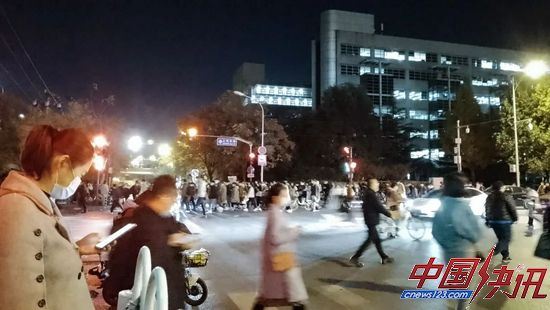 正在过马路的人群，图源作者
