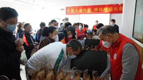 图为志愿者为长者发送防疫礼包