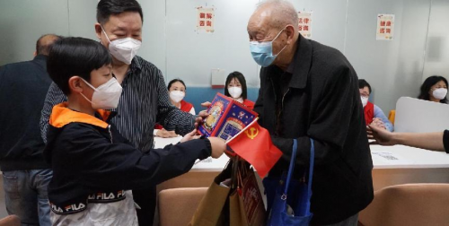 图为跨境学童为高龄长者送自己爱吃的饼干