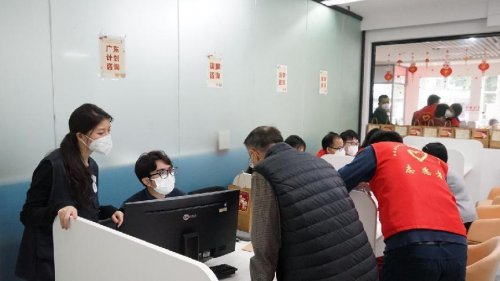 图为现场设置的老年咨询服务