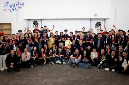 电影《不能错过的只有你2》成都开机 吴翊歌搭